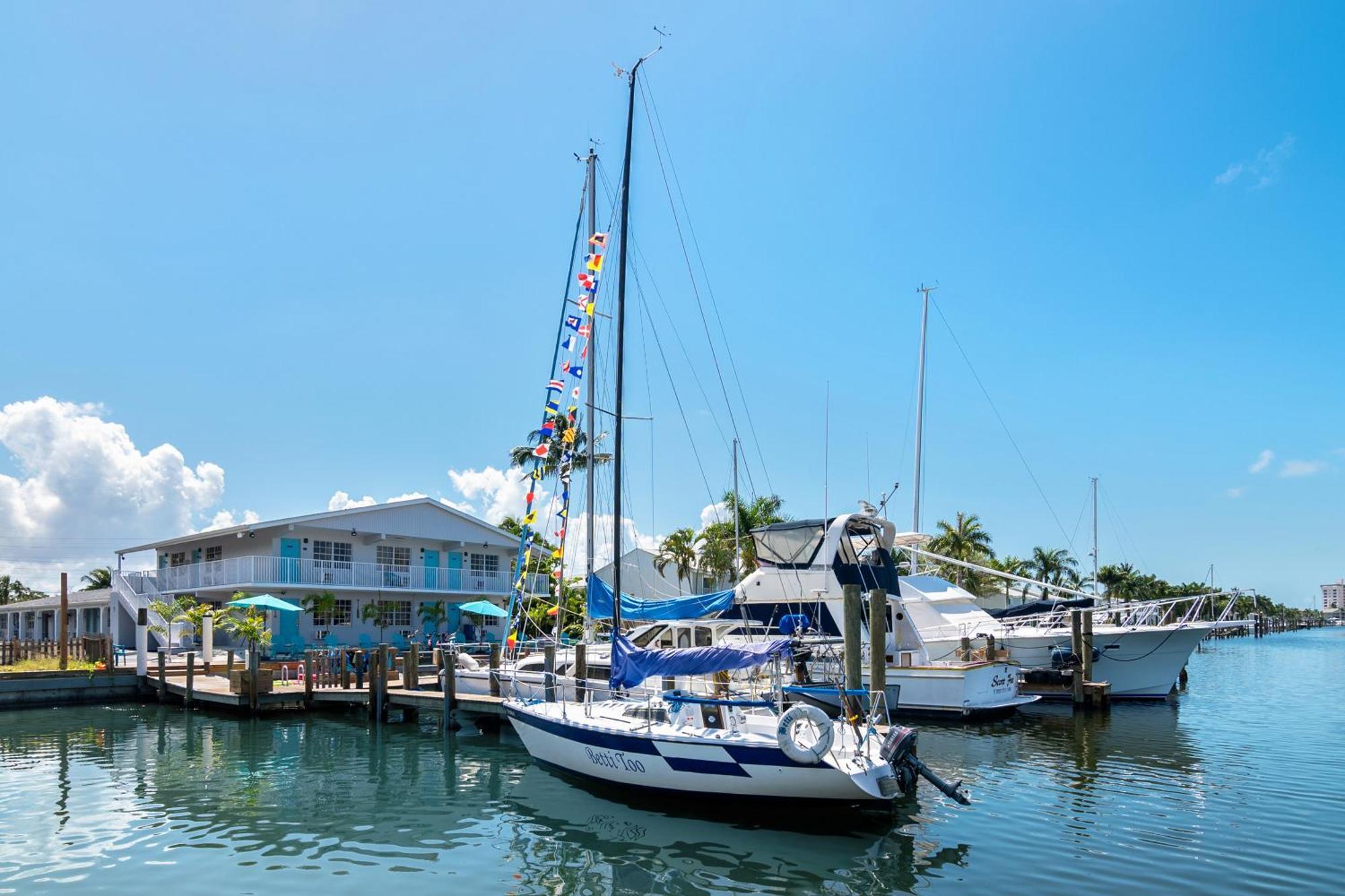 Latitude 26 Waterfront Boutique Resort - フォートマイヤーズビーチ エクステリア 写真